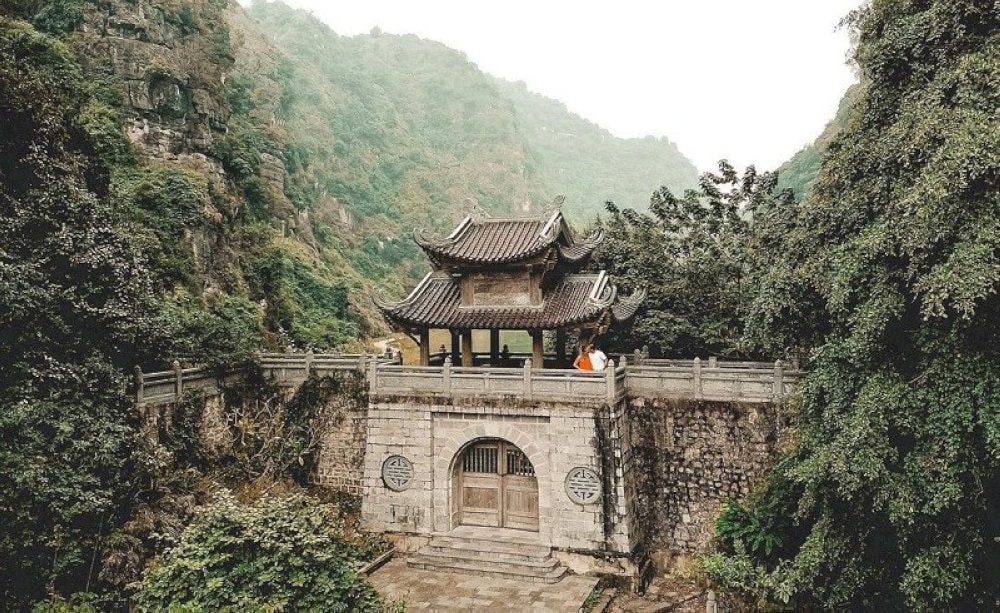 Am Tien Cave is poetically called the "valley of broken hearts" of the ancient capital